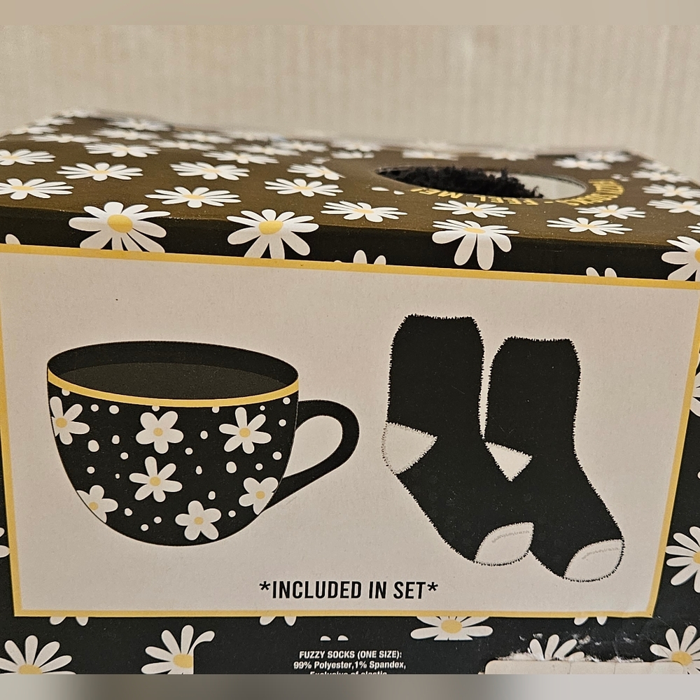 MUG & FUZZY SOCKS GIFT SET - Picture 7 of 8
